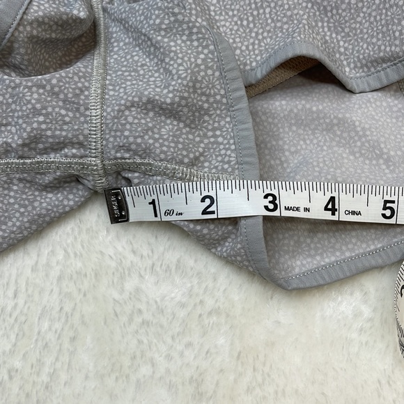 lululemon Speed Short Freckle Flower - Seal Grey Size 10 - Picture 11 of 11